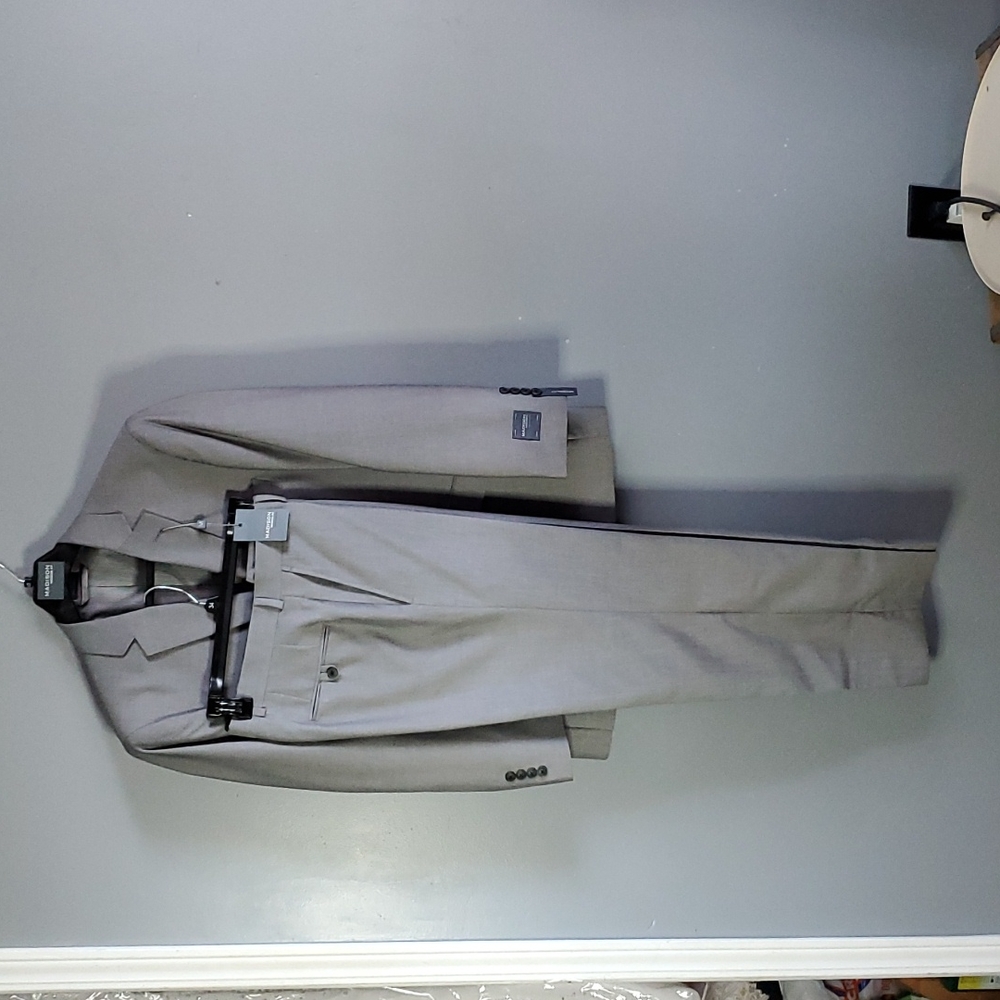 Madison, Modern fit, gray mohair, Noda, suit, pants 32/30, coat is a 40S